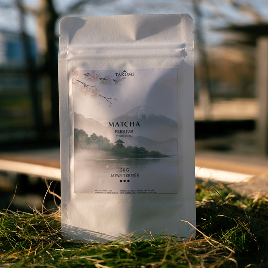 Toshi-Tsuki Premium Matcha japán zöld tea por fehér tasakos csomagolásban matcha lattéhoz és teázáshoz