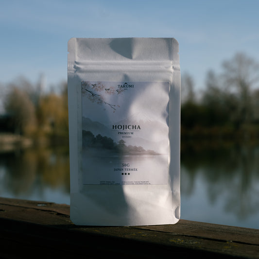 Takumi Hojicha prémium japán pörkölt zöld tea fehér tasakos csomagolásban matcha alternatívaként