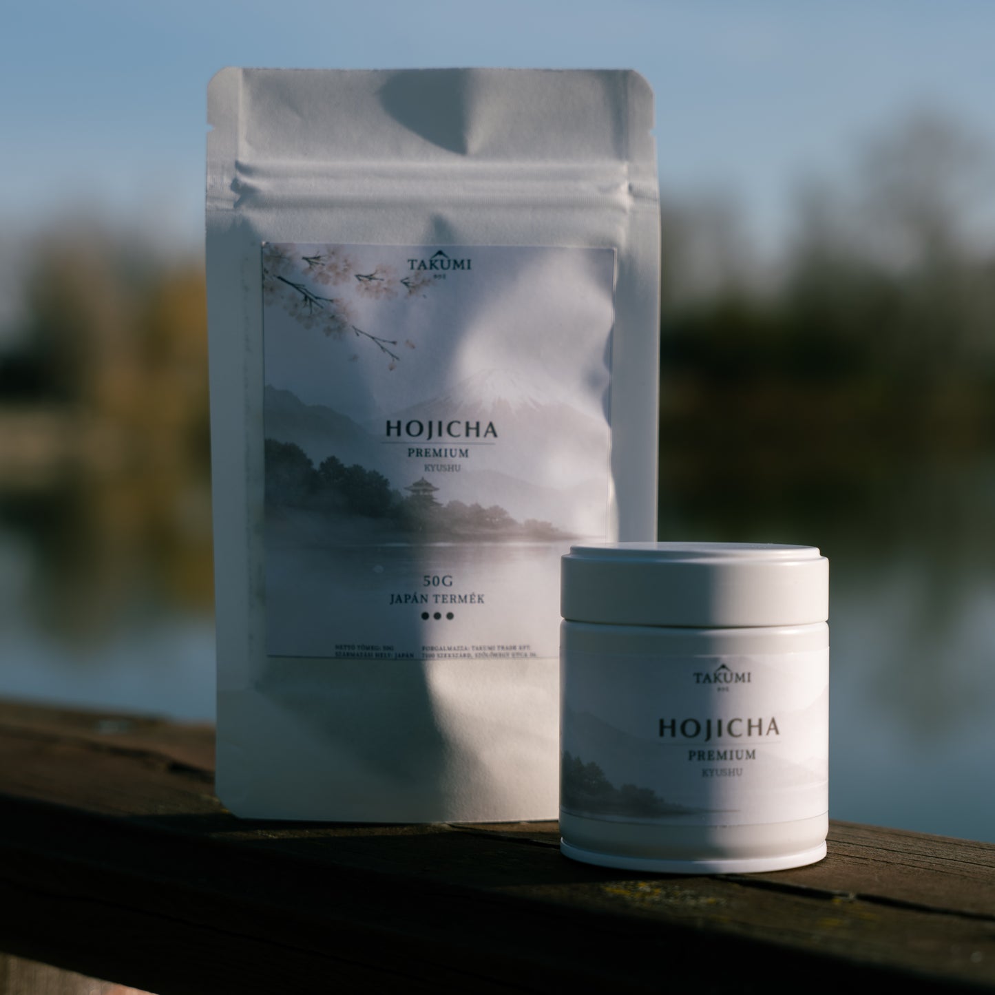 Takumi Hojicha japán pörkölt zöld tea fehér tasakban és fémdobozban prémium tea válogatáshoz