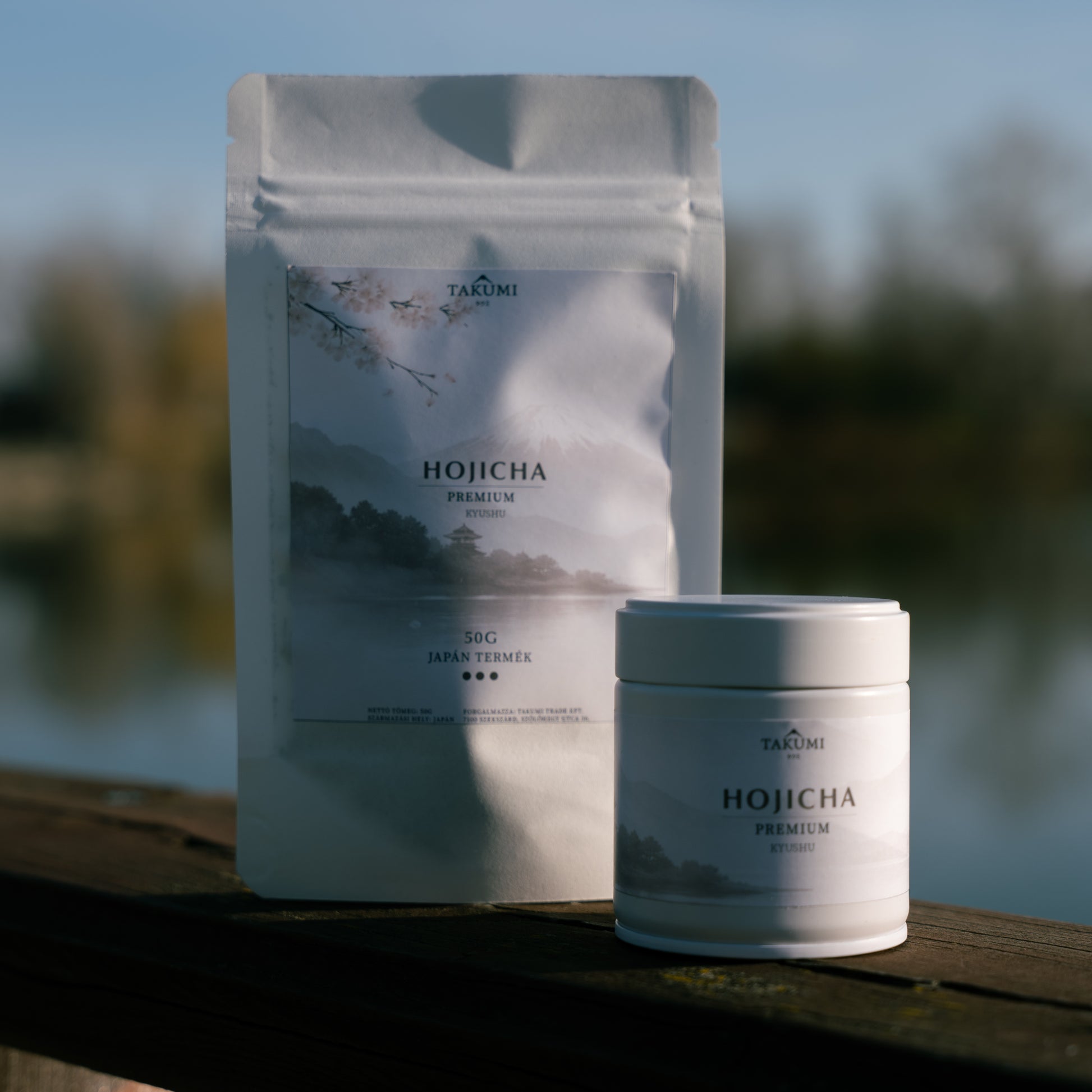 Takumi Hojicha japán pörkölt zöld tea fehér tasakban és fémdobozban prémium tea válogatáshoz