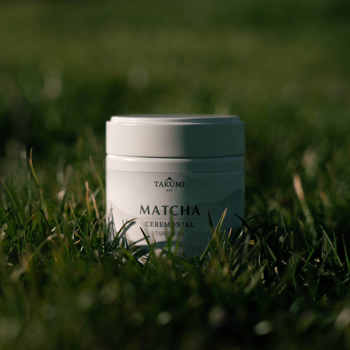 Tabi-Tachi Ceremonial Matcha prémium japán matcha tea por fehér fémdobozban hagyományos teakészítéshez