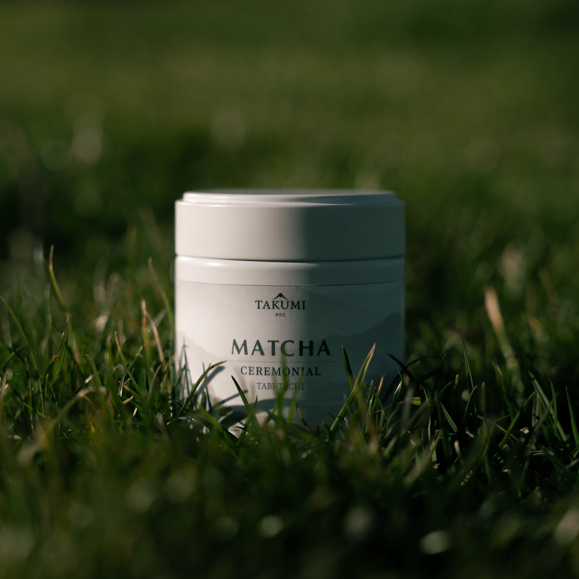 Tabi-Tachi Ceremonial Matcha prémium japán matcha tea por fehér fémdobozban hagyományos teakészítéshez