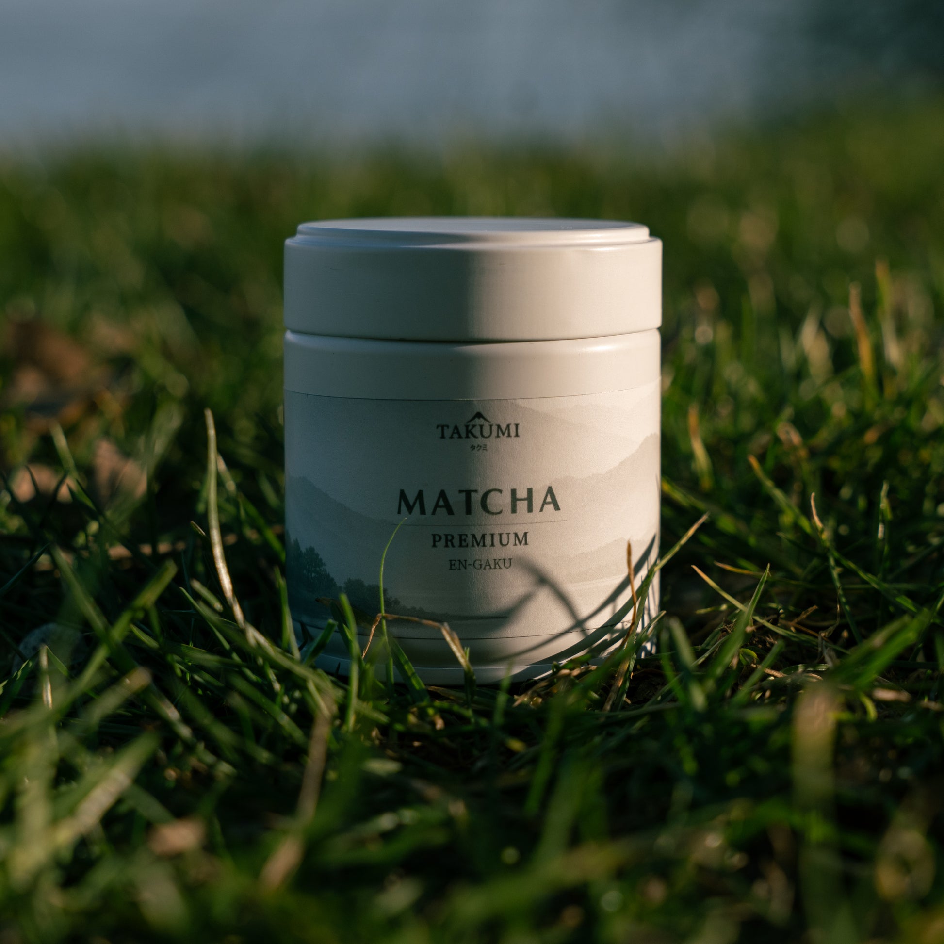 En-Gaku Premium Matcha prémium japán matcha tea por fehér fémdobozban mindennapi matcha készítéshez
