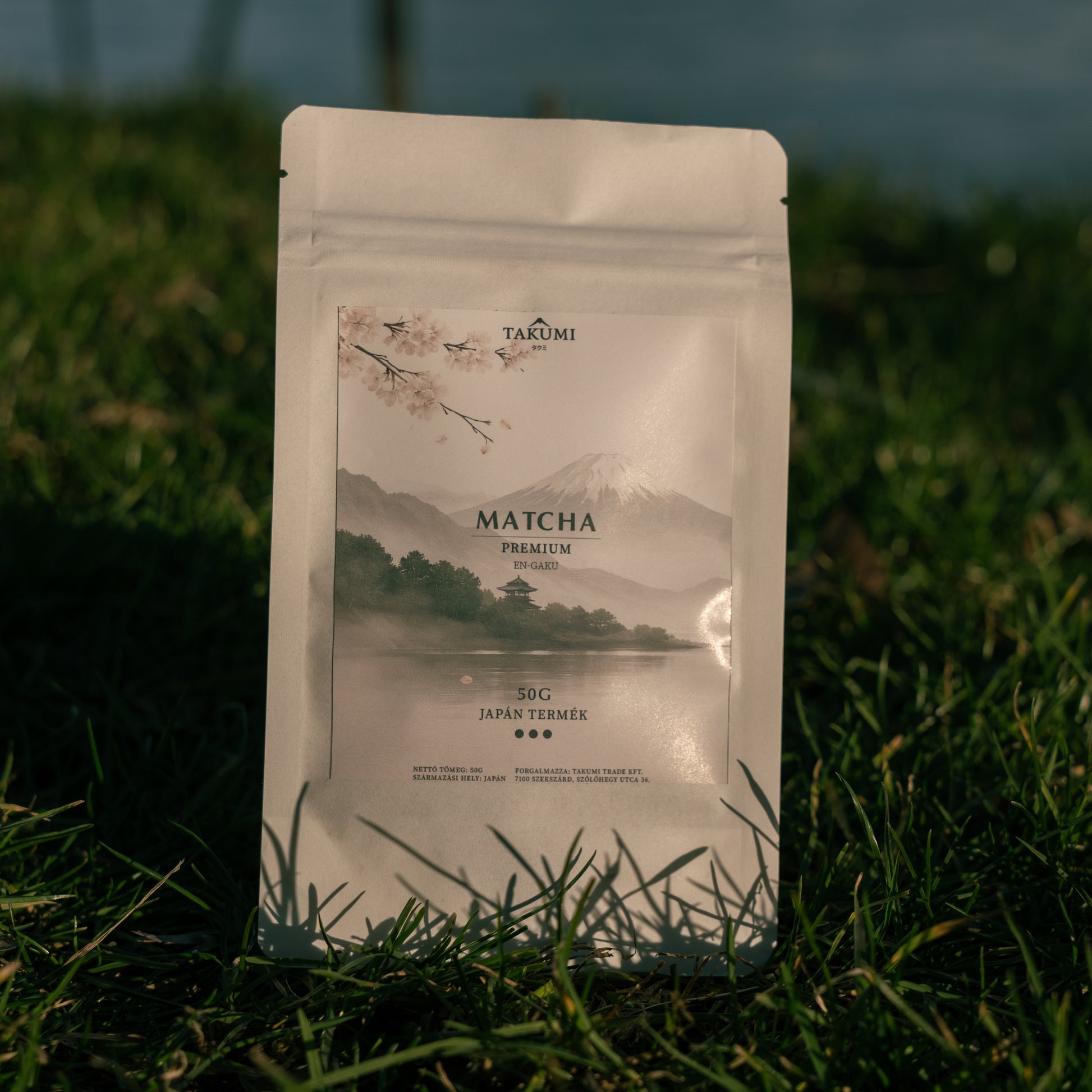 En-Gaku Premium Matcha japán zöld tea por fehér tasakos csomagolásban matcha lattéhoz és teázáshoz
