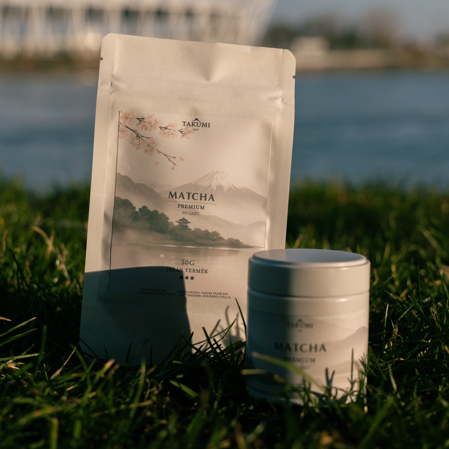 En-Gaku Premium Matcha prémium japán matcha tea por fehér tasakban és fémdobozban otthoni matcha készítéshez
