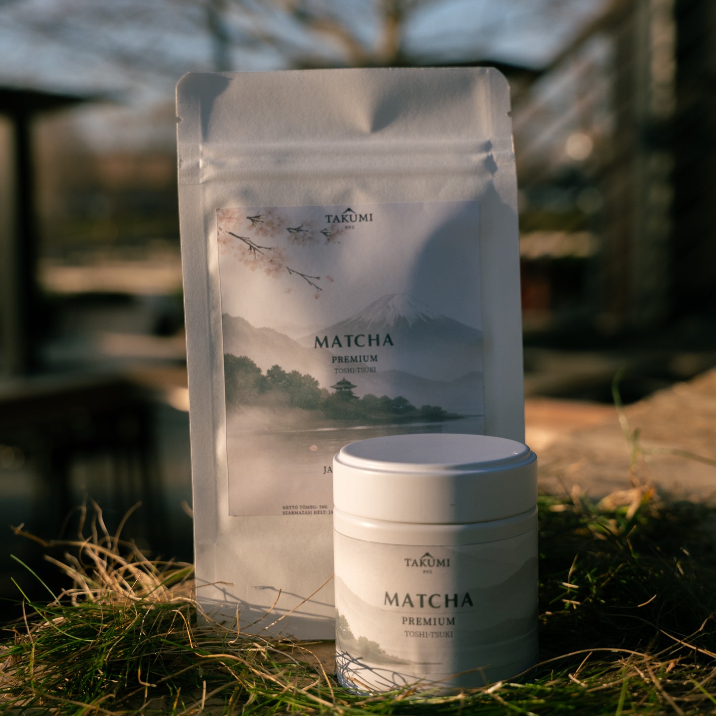 Toshi-Tsuki Premium Matcha prémium japán matcha tea por fehér tasakban és fémdobozban mindennapi matcha fogyasztáshoz